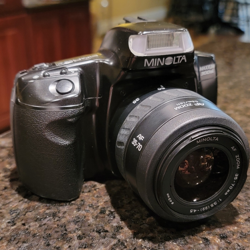 Minolta Maxxum 300si 35-70mm SLR Film Camera Bod - with Konica Minolta AF 1: 3.5
